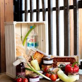 Reggeli box: friss zöldségek, pékáru, sajt és füstölt húsok fa ládában
